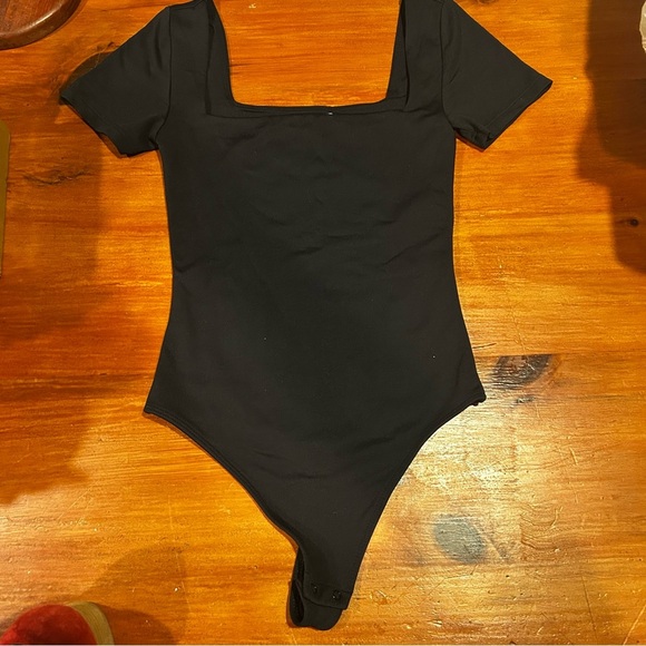 Aritzia Babaton women’s contour square neck bodysuit size XS. Black - Picture 3 of 12